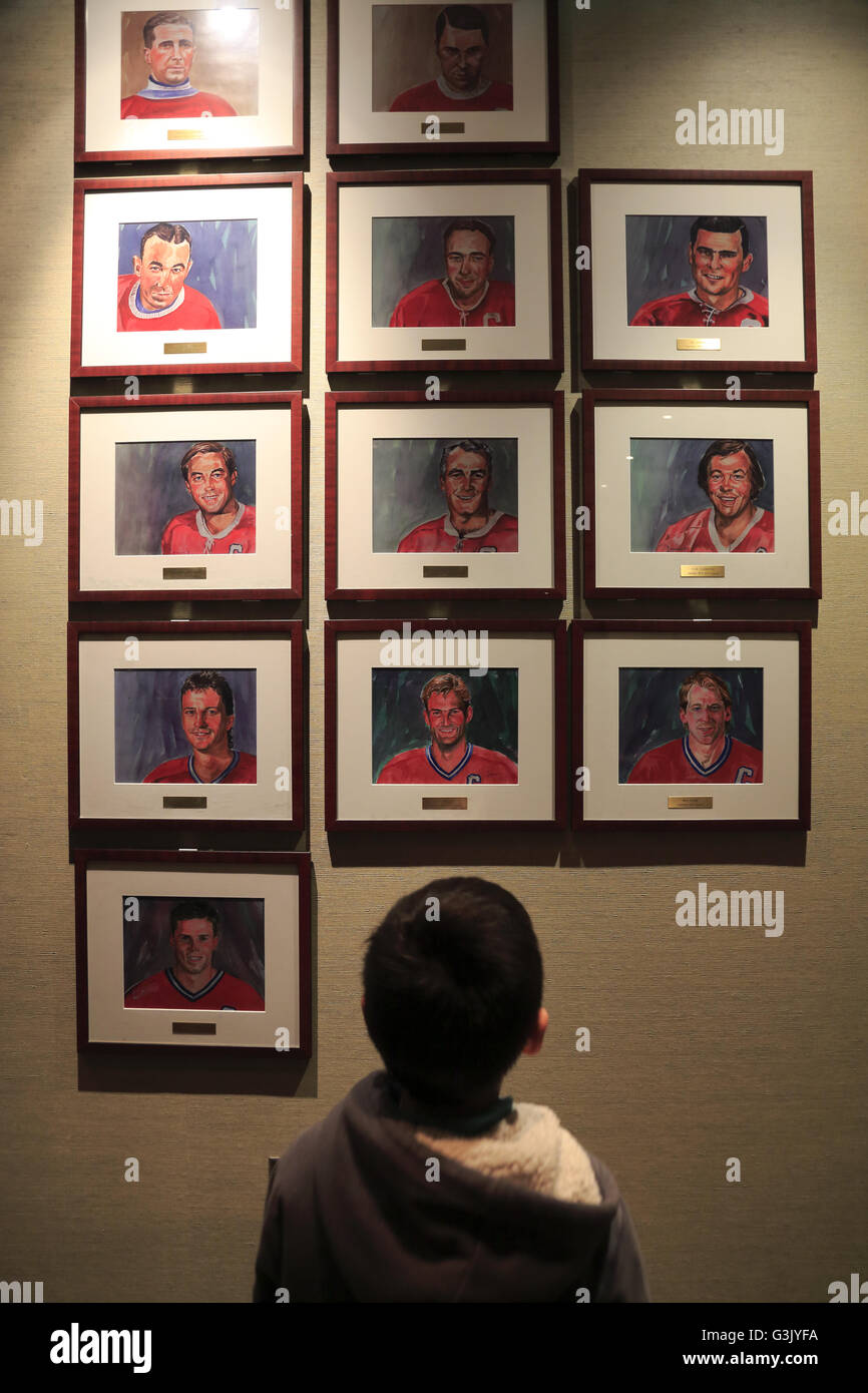 Ritratti dei giocatori di NHL Montreal Canadiens sulla parete della celebrità esclusiva lounge nel centro Bell Centre,Montréal, Canada Foto Stock