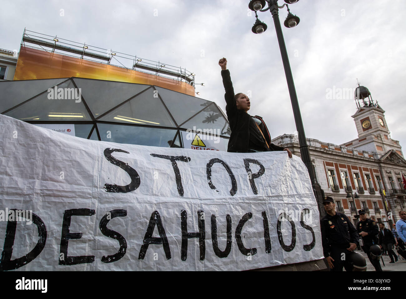 Madrid, Spagna. Xviii Apr, 2016. Persone che protestano contro i possibili cambiamenti nella legge sfratti. Banner legge 'Stop di sfratti". © Marcos del Mazo/Pacific Press/Alamy Live News Foto Stock