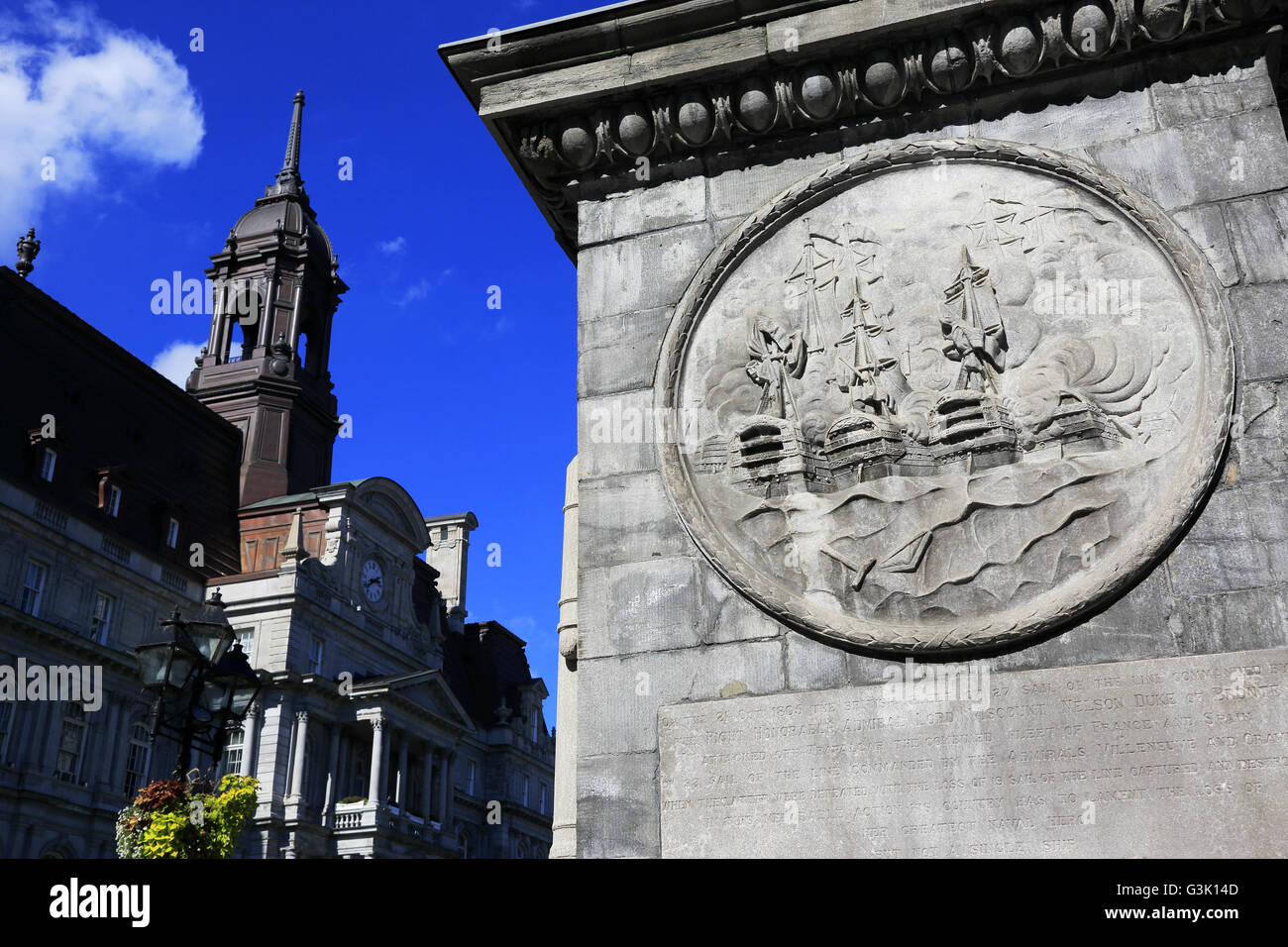 Municipio di Montreal (Hotel de Ville) con Nelson's colonna in primo piano.Montreal, Canada Foto Stock