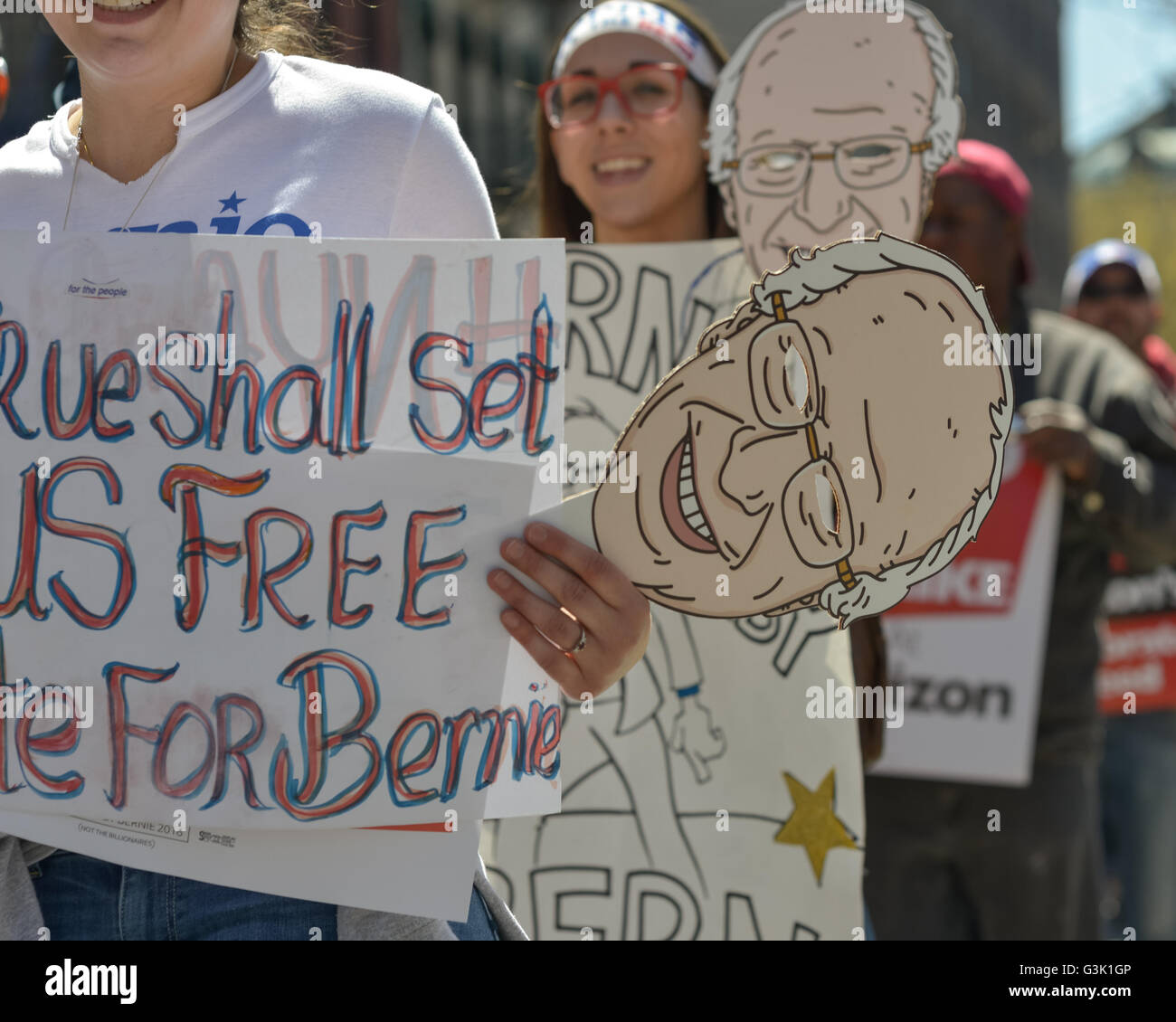 New York, Stati Uniti. Xvi Apr, 2016. I partecipanti del rally e marzo mostrano il loro supporto per Bernie Sanders. I sostenitori del candidato presidenziale democratico Bernie Sanders raccolse in Foley Square e poi hanno marciato su Broadway a Union Square Park davanti a un pomeriggio di porta a porta avanti la campagna del New York Stato primario. © Albin Lohr-Jones/Pacific Press/Alamy Live News Foto Stock