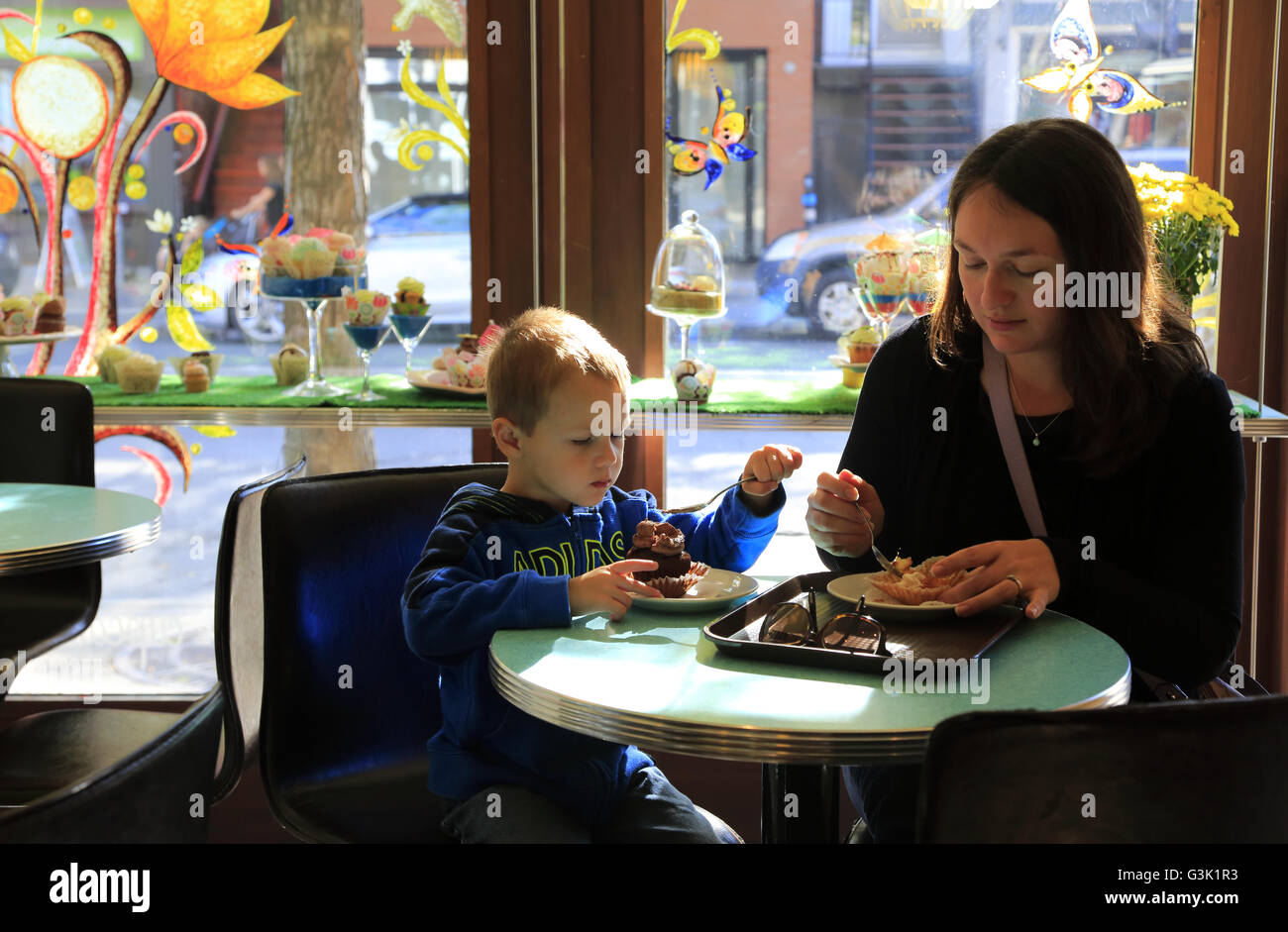 Una madre e suo figlio avente tortine all'interno dei Petits Gateaux cupcake store in Mont Royal East,Montréal, Québec, Canada Foto Stock