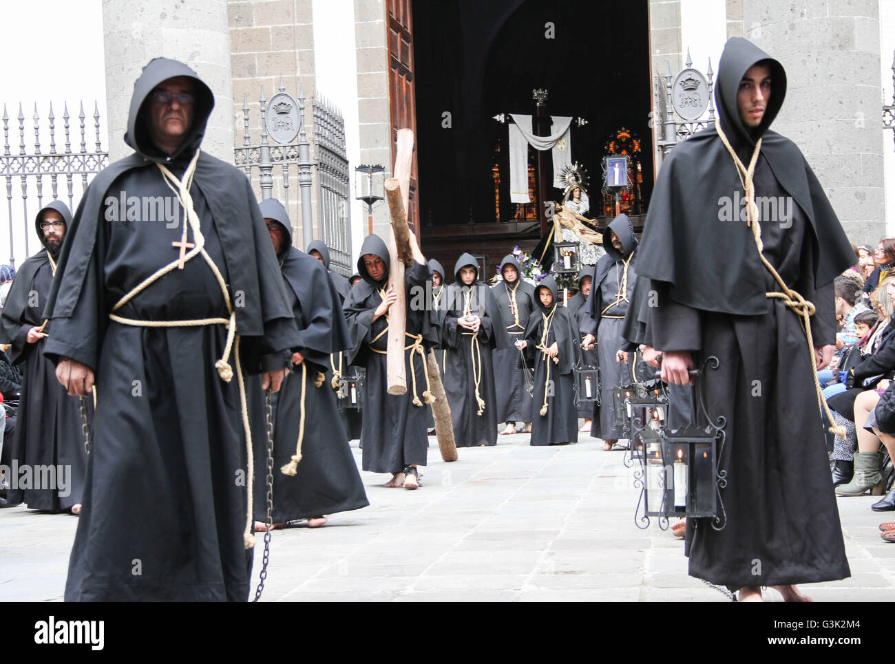 La Laguna, Spagna. Xxv Luglio, 2016. I devoti si uniscono in una processione. La Laguna è conosciuto soprattutto per la sua settimana santa tradizioni o 'Semana Santa". Una caratteristica comune in Spagna è l'utilizzo generale del "Nazareno" o abito penitenziale per alcuni dei partecipanti alle processioni. Questo indumento consiste in una tunica, una cappa con punta conica utilizzato per nascondere il volto di chi lo indossa e talvolta un mantello. © Mercedes Menendez Rover/images/Pacific Press/Alamy Live News Foto Stock