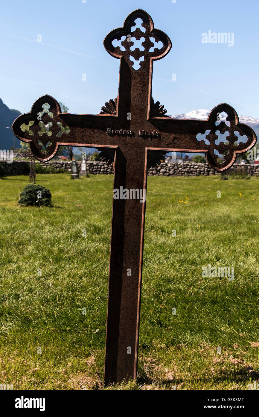 "In memoria dei fratelli", croce commemorativa alla Chiesa di Rose, Stordalen su golden route Ålesund, Geiranger, Sunnmøre, Norvegia Foto Stock