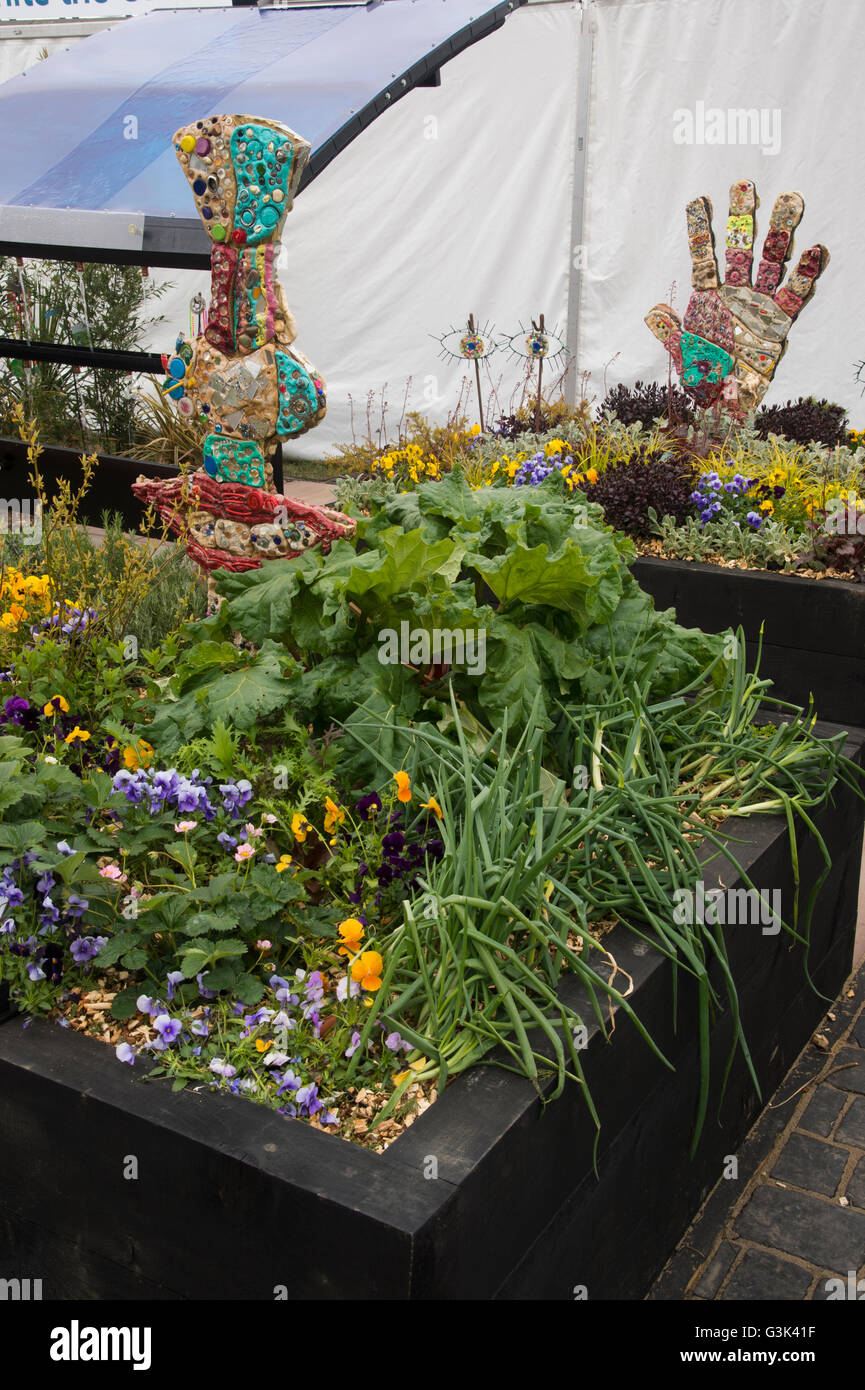 Georges giardino, Harrogate Spring Flower Show 2016 (North Yorkshire, GB) - luminoso giardino sensoriale con aumentata letti per bambini. Foto Stock