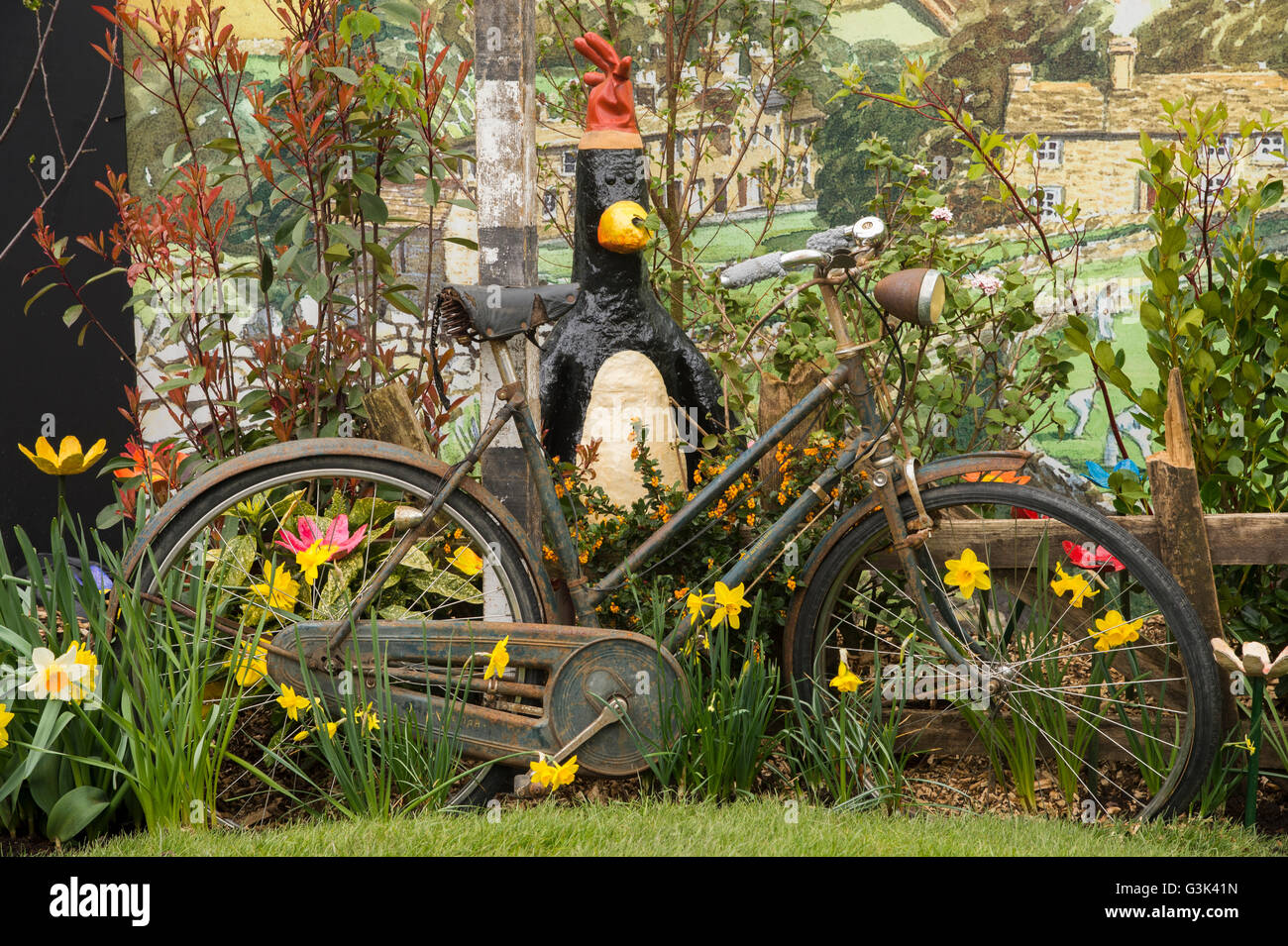 Molla di Harrogate Flower Show 2016 (North Yorkshire, Inghilterra) - Wallace e Gromit a tema display giardino, con bike e pinguini. Foto Stock