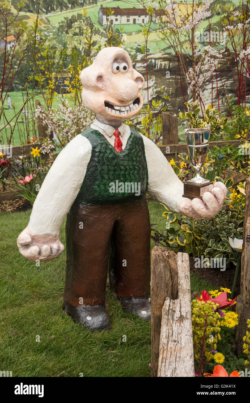 Molla di Harrogate Flower Show 2016 (North Yorkshire, GB) - Wallace (no Gromit) contiene un Silver Cup in 'Grand giornata fuori in giardino". Foto Stock