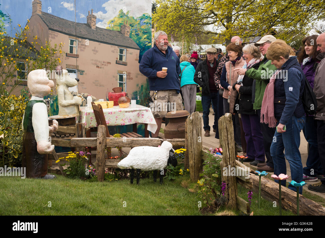 Molla di Harrogate Flower Show 2016 (North Yorkshire, Inghilterra) - visitatori vista Wallace e Gromit nel 'Grand giornata fuori in giardino". Foto Stock