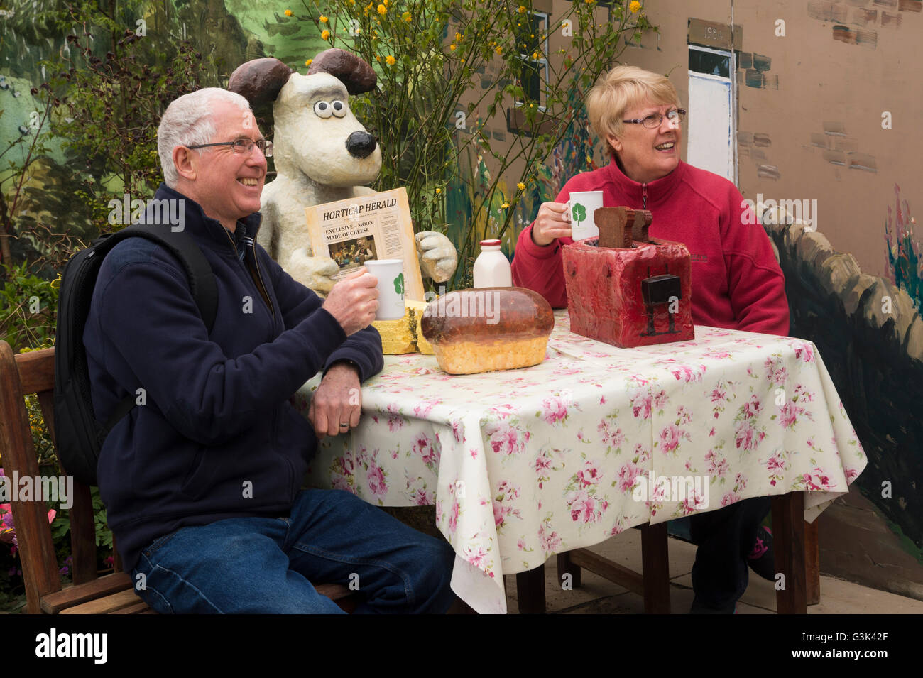 Molla di Harrogate Flower Show 2016 (North Yorkshire, Inghilterra) - avente una tazza di tè con Gromit nel 'Grand giornata fuori in giardino". Foto Stock