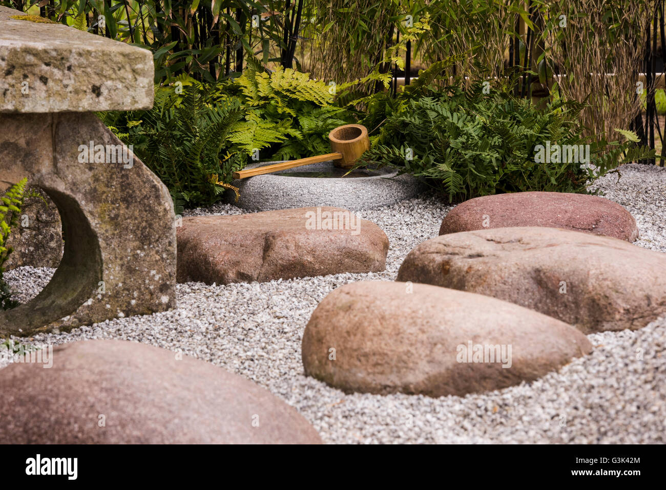 "Tè per due' giardino Giapponese, Harrogate Spring Flower Show 2016 (North Yorkshire, Inghilterra) - bambù siviera e lavabo in pietra. Foto Stock