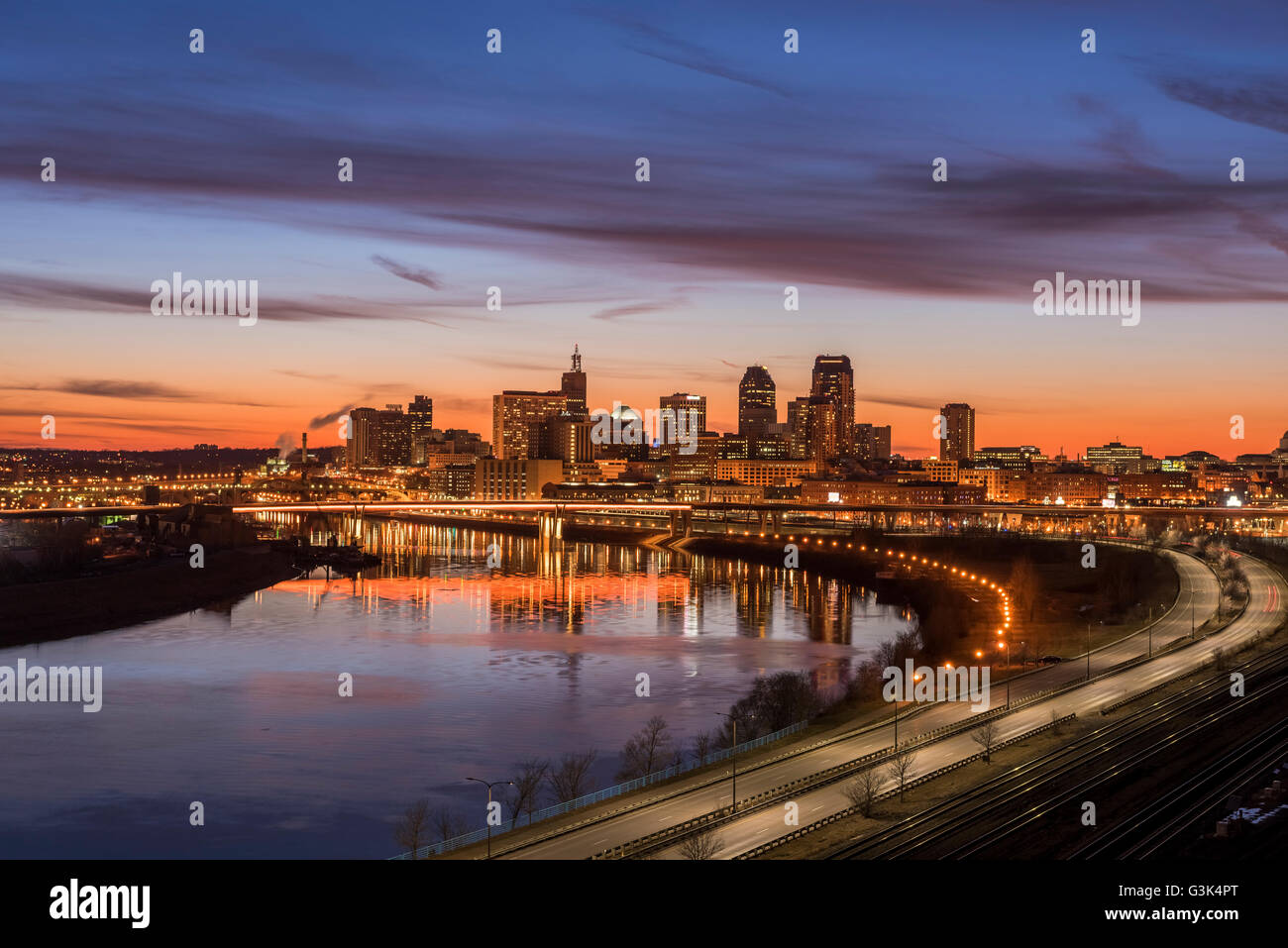 Saint Paul Minnesota skyline di Dayton's Bluff lungo il fiume Mississippi. Foto Stock