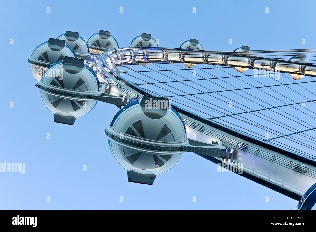 Una prospettiva inusuale delle cabine di osservazione del rullo di alta 550 piedi di altezza ruota panoramica Ferris al crepuscolo, Foto Stock
