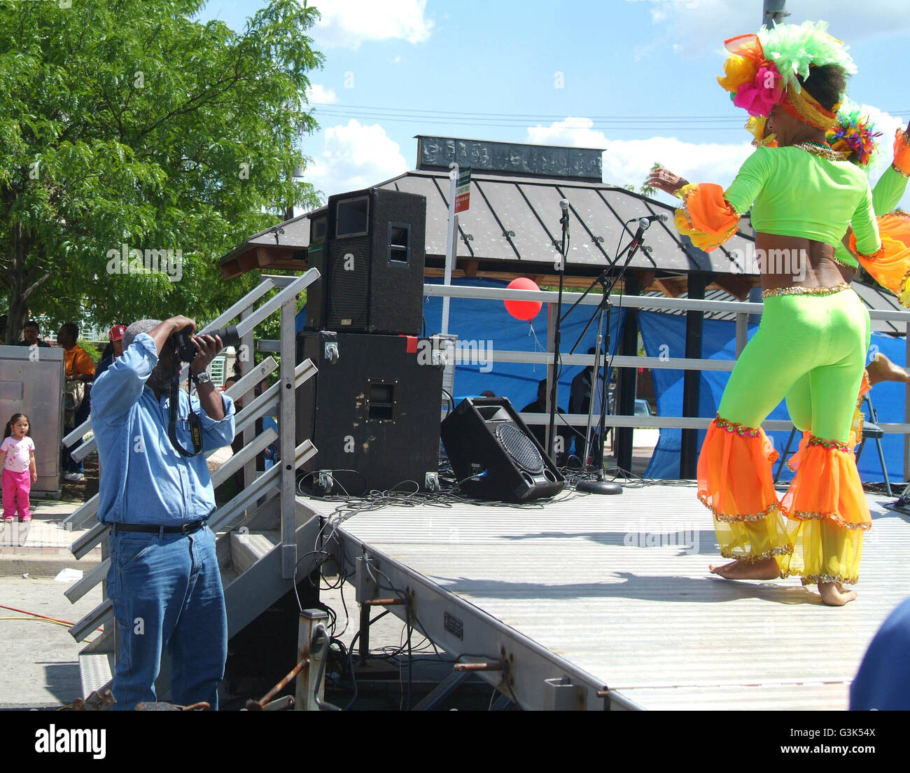 Una delle sorelle Chiquita posare per un fotografo presso il Mt. Ranier festival in Mt. Ranier, Md Foto Stock