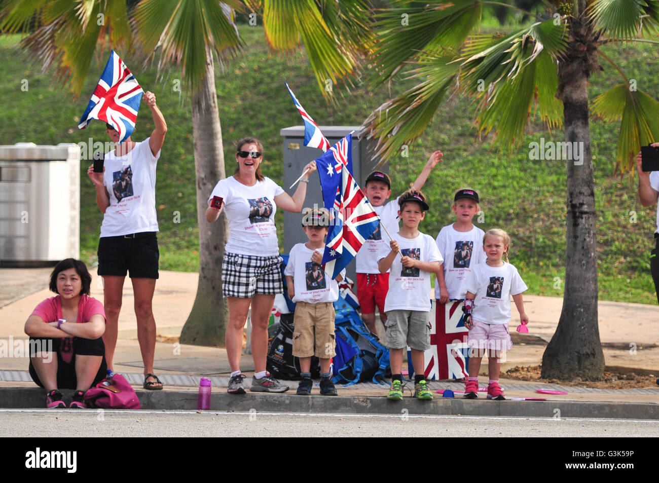 I membri della famiglia sostenendo il loro amore quelle in corso di bici a volte Ironman 70,3 Purtrajaya Malaysia in aprile 2016 Foto Stock