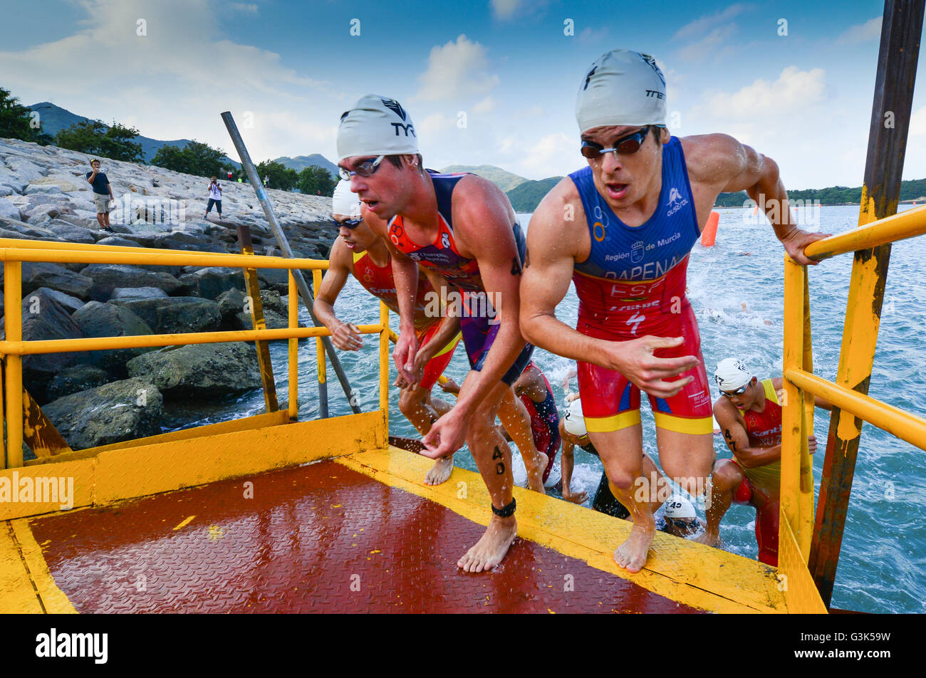 Finitura triathlet nuoto lottare per arrivare al di fuori dell'acqua alla vita di Hong Kong ASTC Triathlon Sprint Cup asiatica 2015 Foto Stock