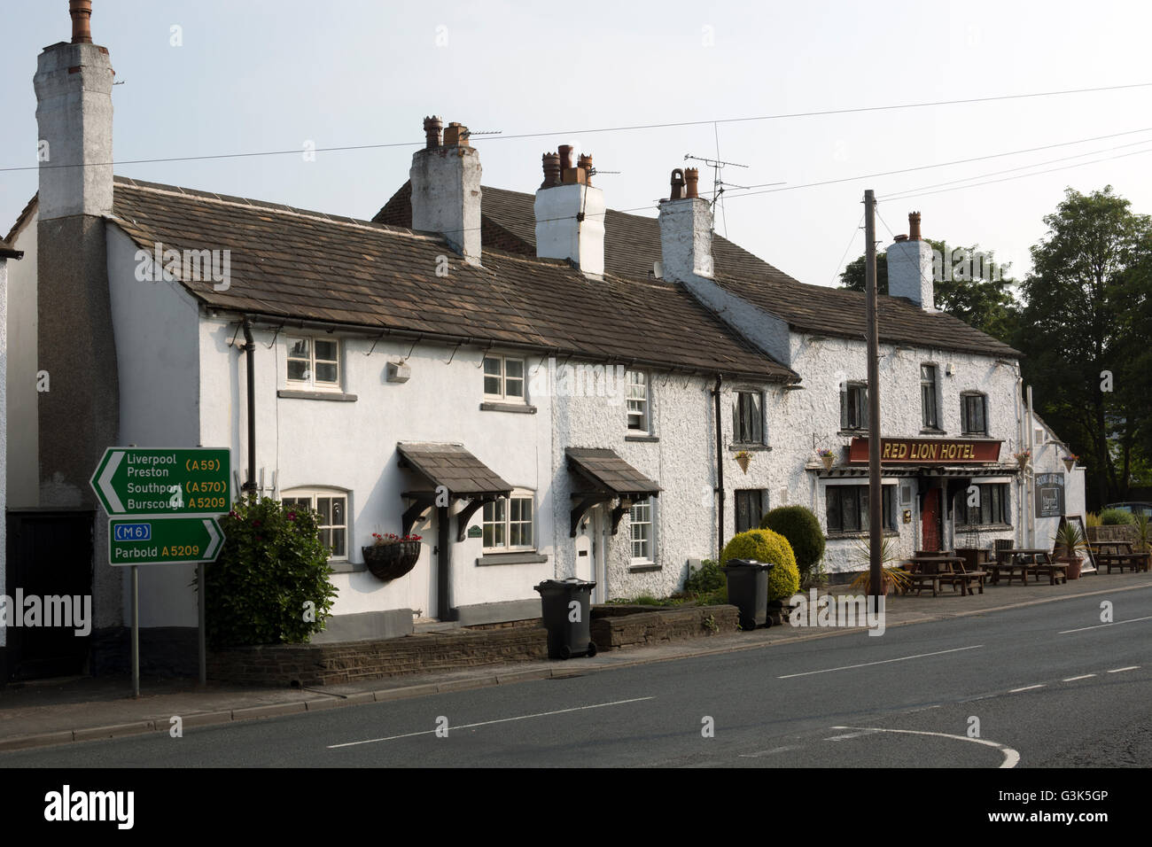 Newburgh villaggio compreso il Red Lion Hotel, Lancashire, Inghilterra, Regno Unito Foto Stock