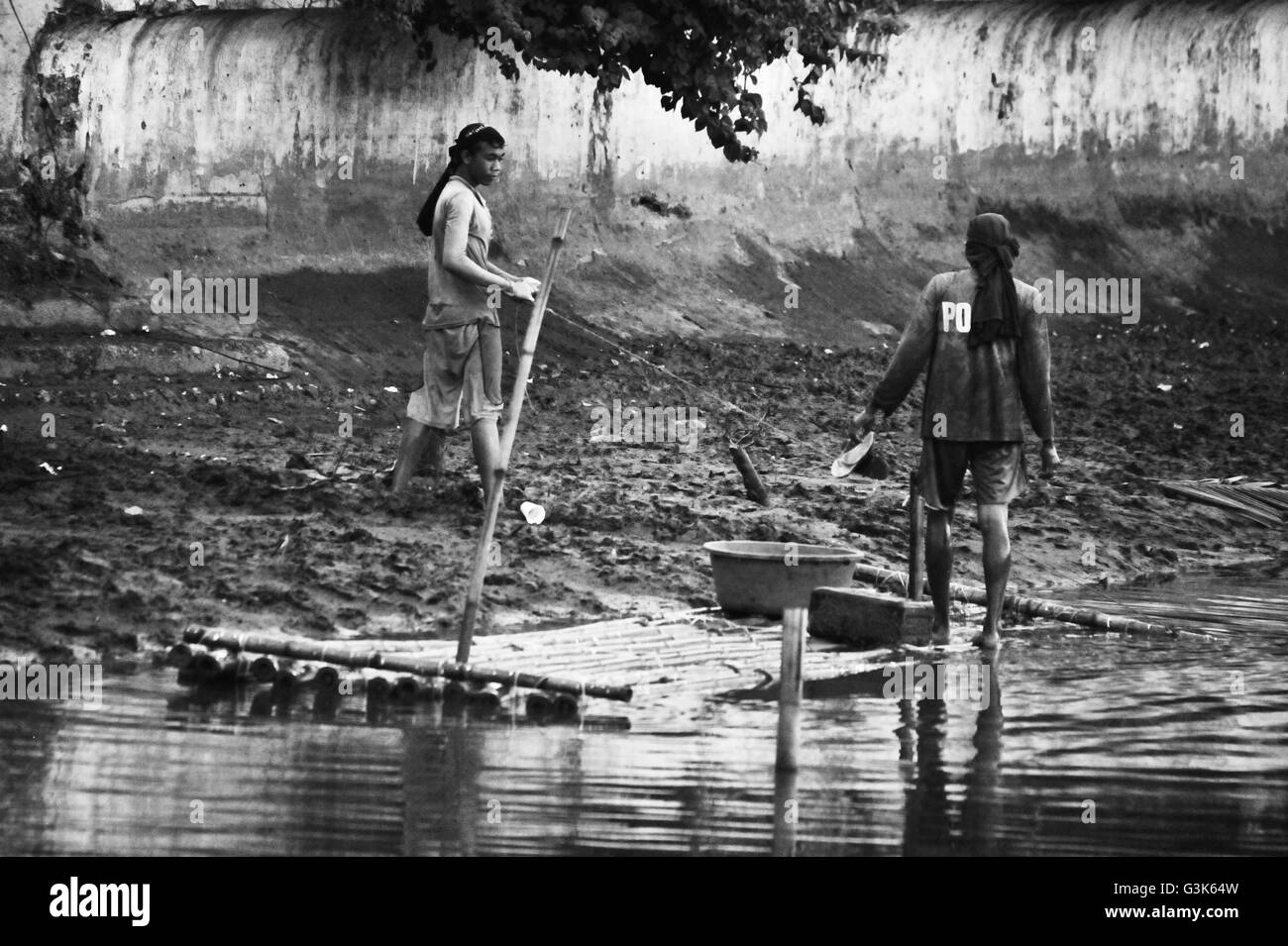 I pescatori con la loro zattera sul fiume di Roxas, Panay, Filippine. Foto Stock