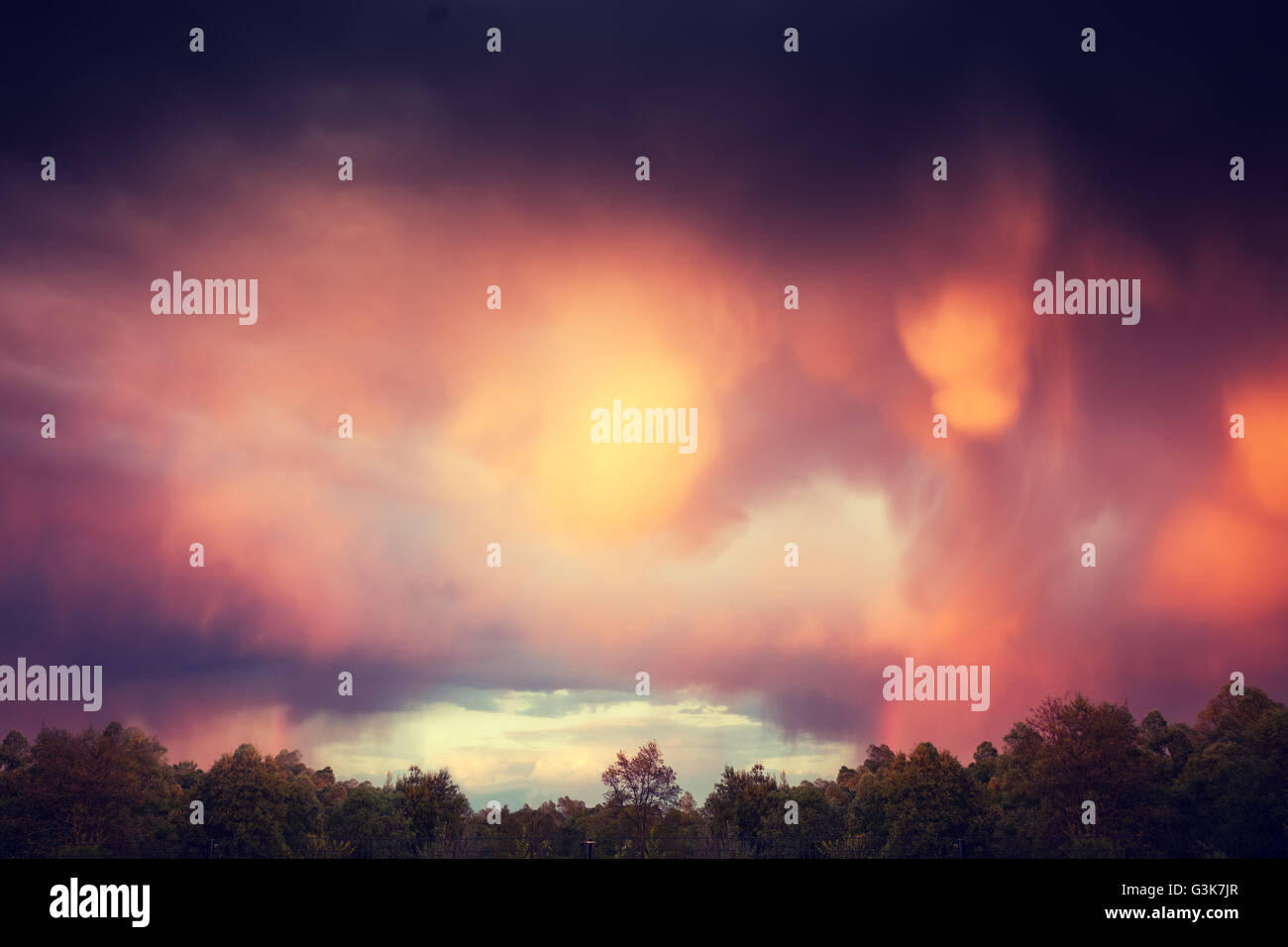 Stormy drammatico il cielo al tramonto Foto Stock