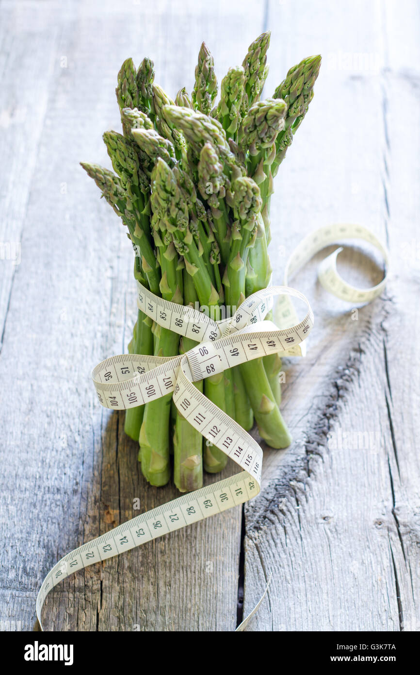 Gli asparagi e centimetro sano stile di vita e alla dieta concetto astratto Foto Stock