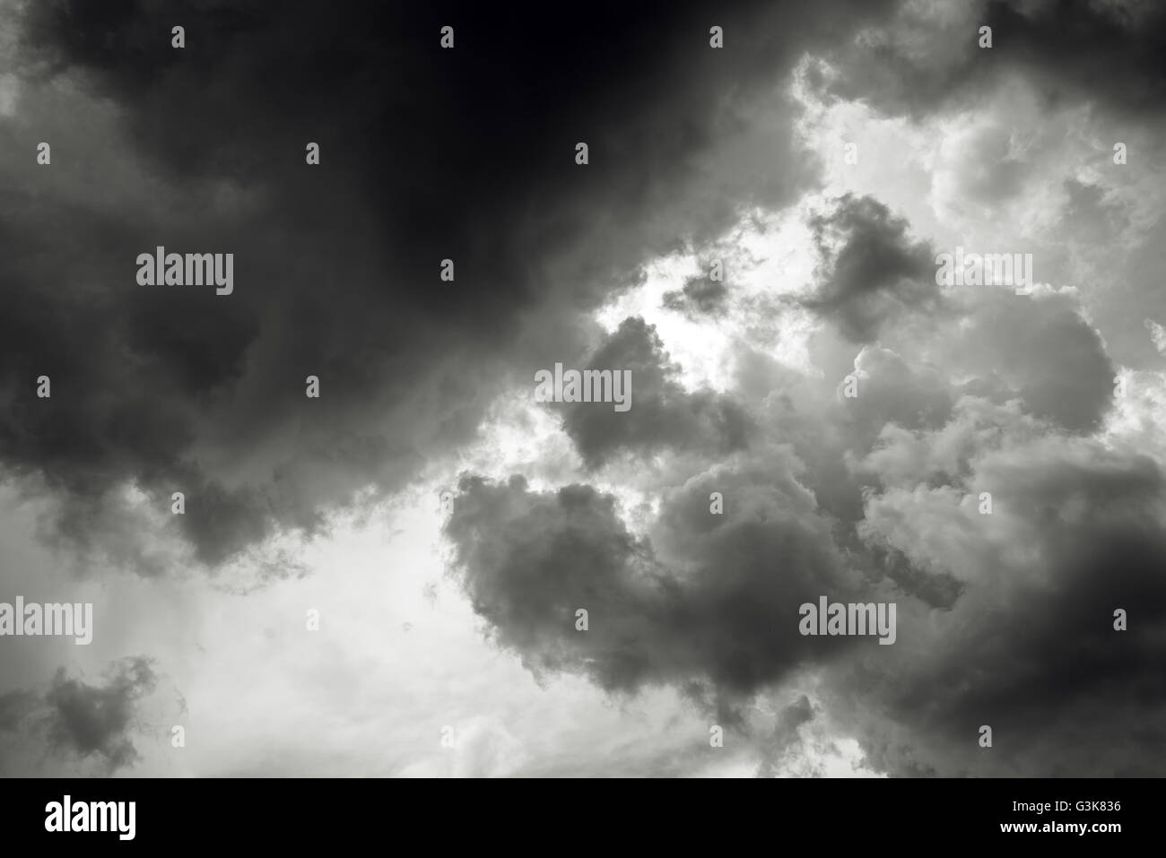 Dark nuvole temporalesche oscurando il sole - natura, cambiamenti climatici, meteo o di meteorologia sfondo. Foto Stock