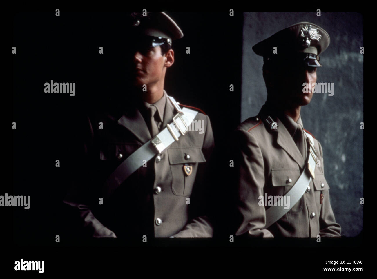 Carabinieri proteggendo l'ingresso per la Galleria, Milano, Italia Foto Stock