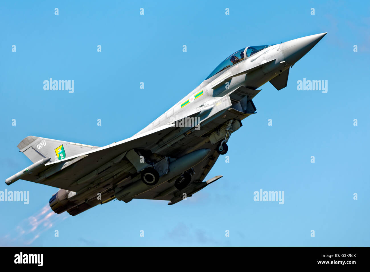 Royal Air Force Eurofighter EF-2000 Typhoon, ZJ916, decolla a Cotswold, Airshow Kemble, Gloucestershire, Regno Unito. Foto Stock