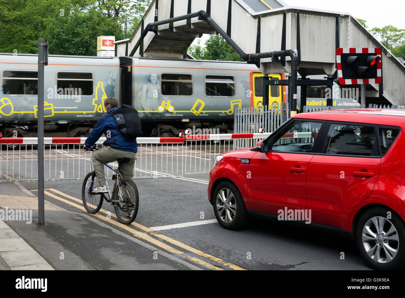 Passaggio a livello con treno Merseyrail a Freshfield, Formby, Lancashire, Inghilterra, Regno Unito Foto Stock