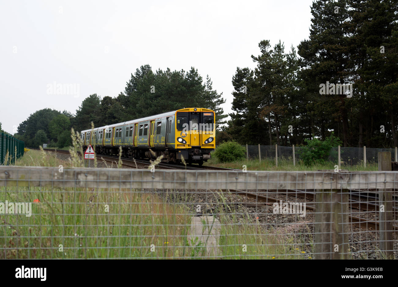 Classe Merseyrail 507 treno elettrico a Freshfield, Formby, Lancashire, Inghilterra, Regno Unito Foto Stock