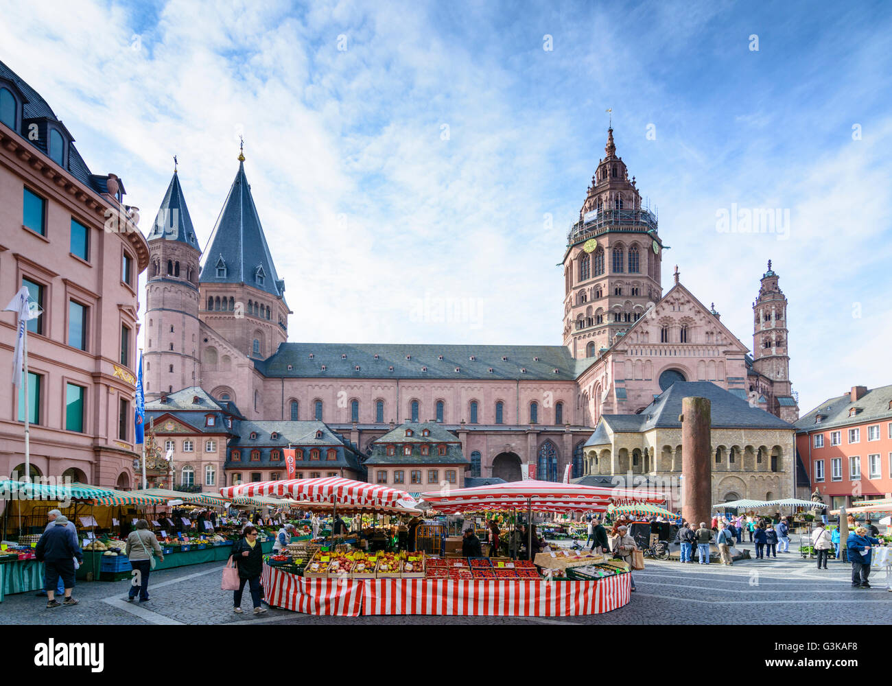 San Martin's Cathedral , pilastro Heunensäule e mercato settimanale, Germania Renania-Palatinato, Renania-Palatinato, , Magonza Foto Stock