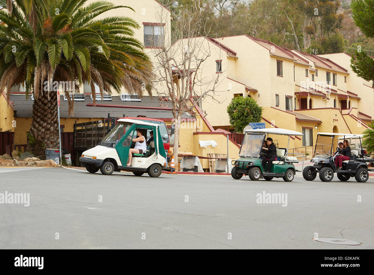 Mattina Scuola di Golf carts In Avalon, Isola di Santa Catalina, California. Foto Stock