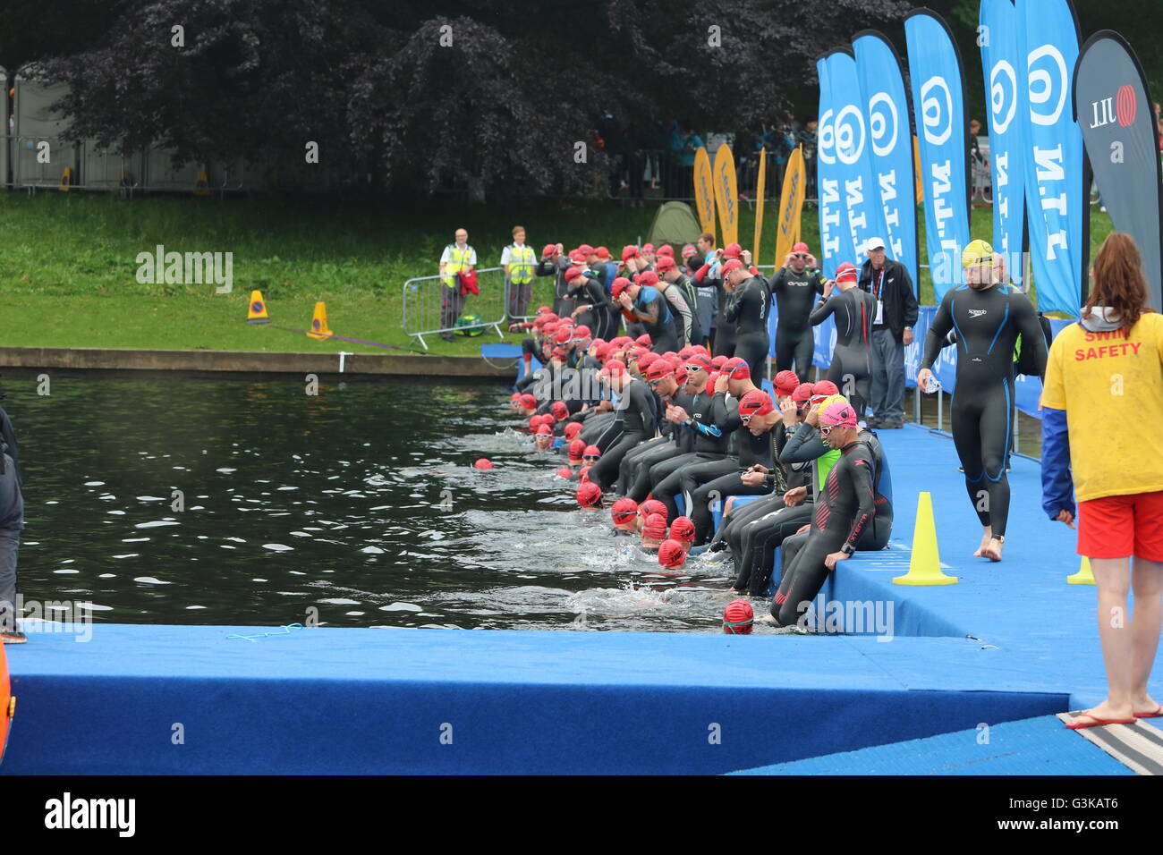 Triatleti entrare in acqua per una nuotata in onda Roundhay Park Lake durante le gare aperte al mondo serie Triathlon, Leeds. Foto Stock