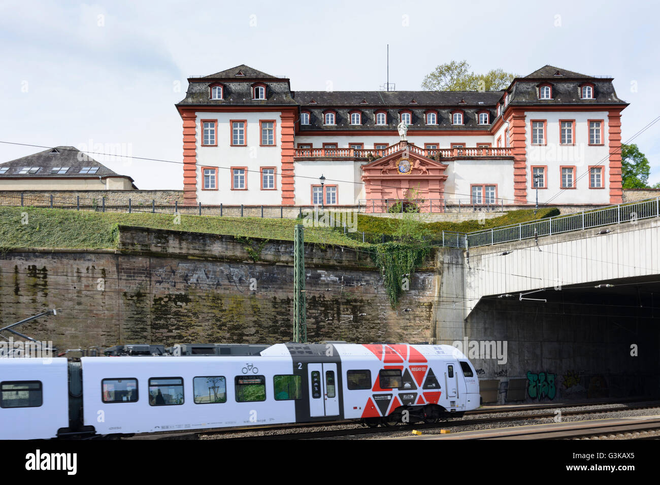 Cittadella e treno di DB Regio, Germania Renania-Palatinato, Renania-Palatinato, , Magonza Foto Stock