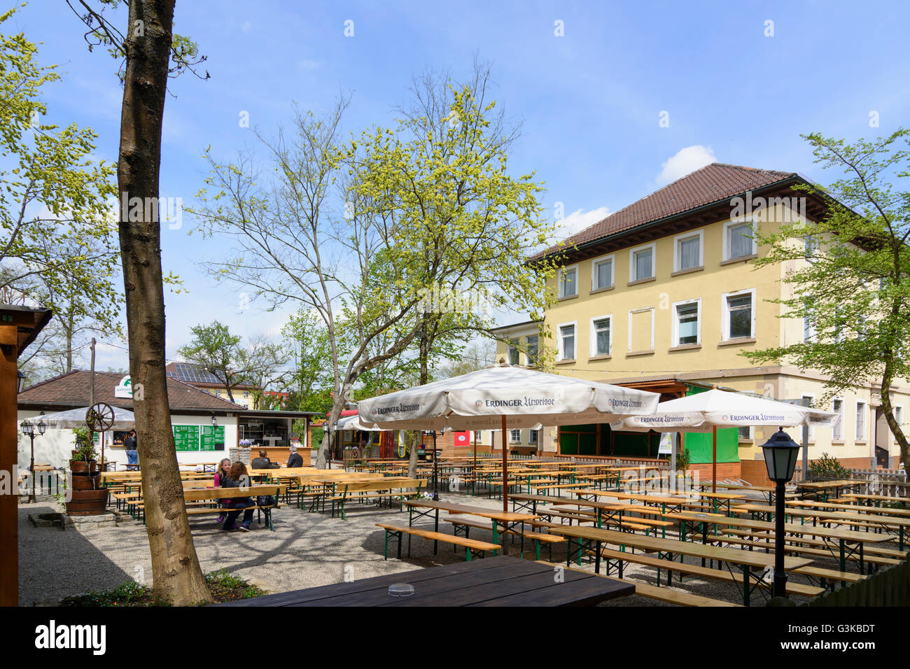 Biergarten all edificio amministrativo della ex salina in Jagstfeld, Germania, Baden-Württemberg, Heilbronner Land, Bad fritti Foto Stock