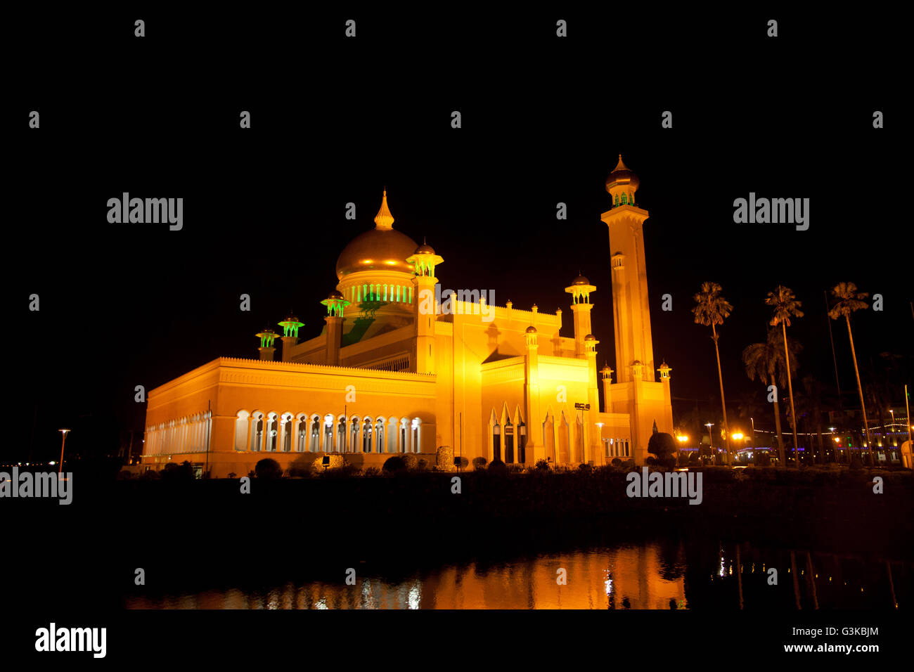 Una lunga esposizione sultano Omar Ali Saifuddin Moschea in Bandar Seri Begawan, Brunei. Foto Stock