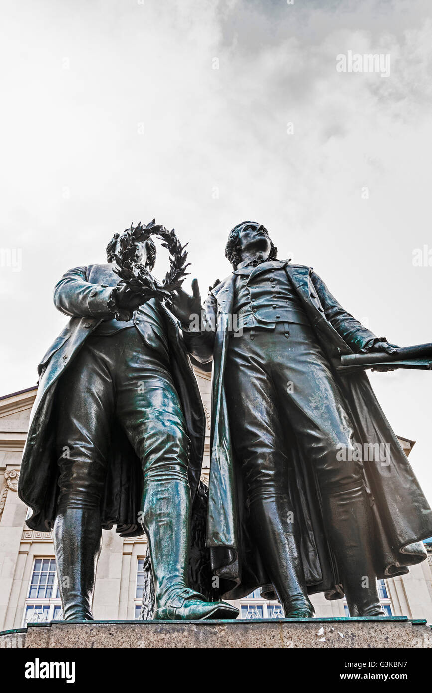 Un monumento di Goethe e Schiller a Weimar Goethe und Schiller Denkmal in Weimar vor dem Nationaltheater Foto Stock