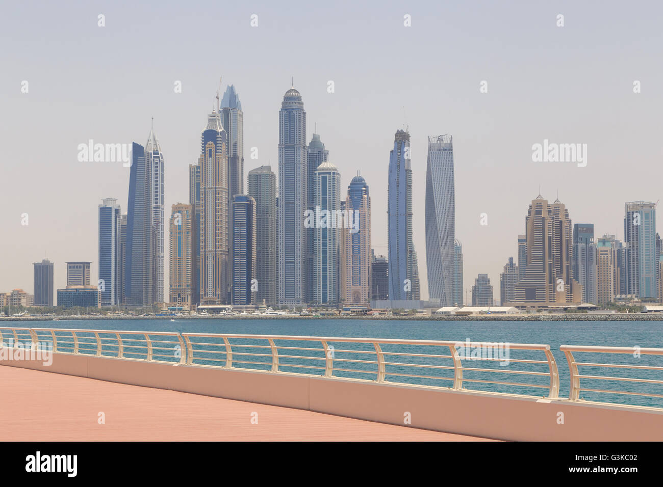 Cityscape di Dubai da Palm Jumeirah pier Foto Stock