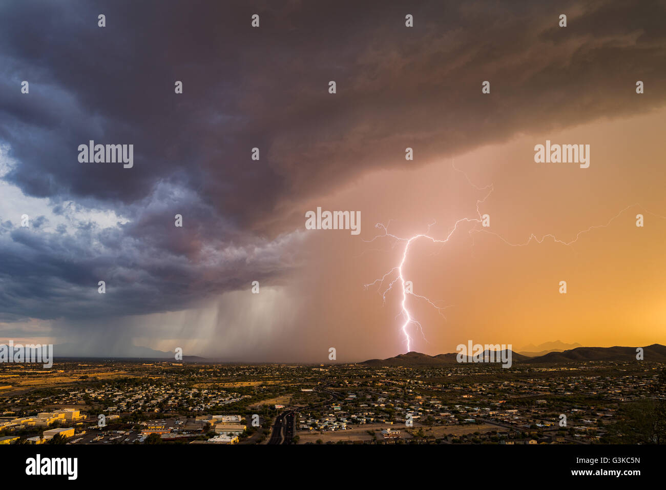 Un fulmine potente colpo di fulmine da un temporale monsonica vicino Tucson, Arizona Foto Stock