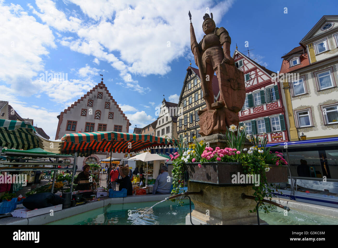 Piazza del mercato, il Municipio, il bene con il cavaliere, mercato settimanale, Germania, Baden-Württemberg, Taubertal, Bad Mergentheim Foto Stock