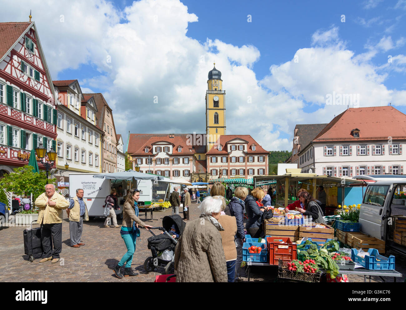Marketplace con 'twin case " e Muenster St. Johannes Baptist, mercato settimanale, Germania, Baden-Württemberg, Taubertal, Bad Merg Foto Stock