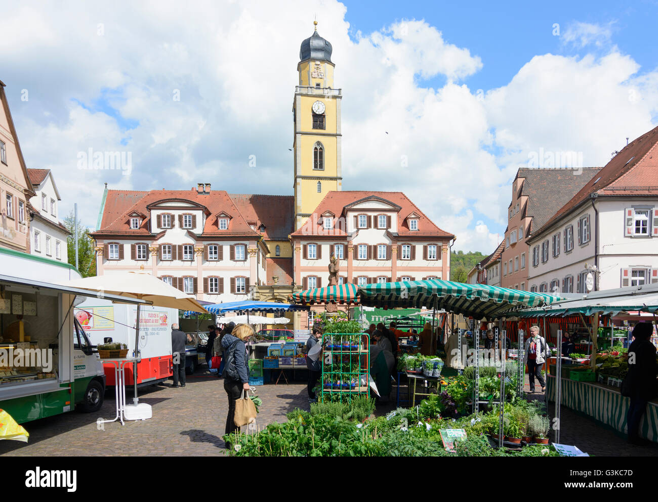 Marketplace con 'twin case " e Muenster St. Johannes Baptist, mercato settimanale, Germania, Baden-Württemberg, Taubertal, Bad Merg Foto Stock