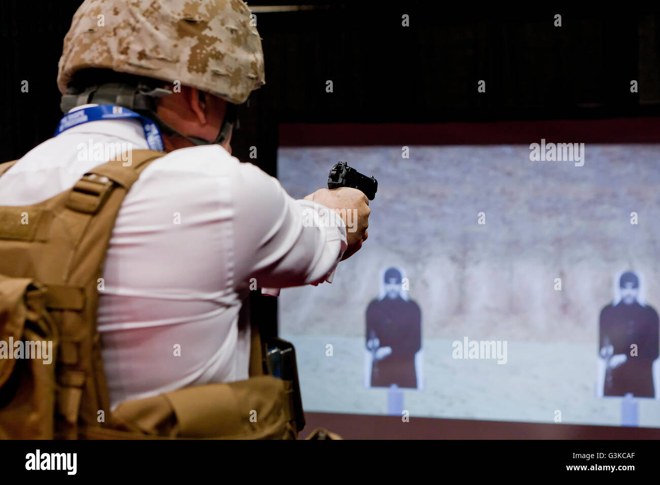 L uomo a un tiro al bersaglio simulatore usando una pistola - USA Foto Stock