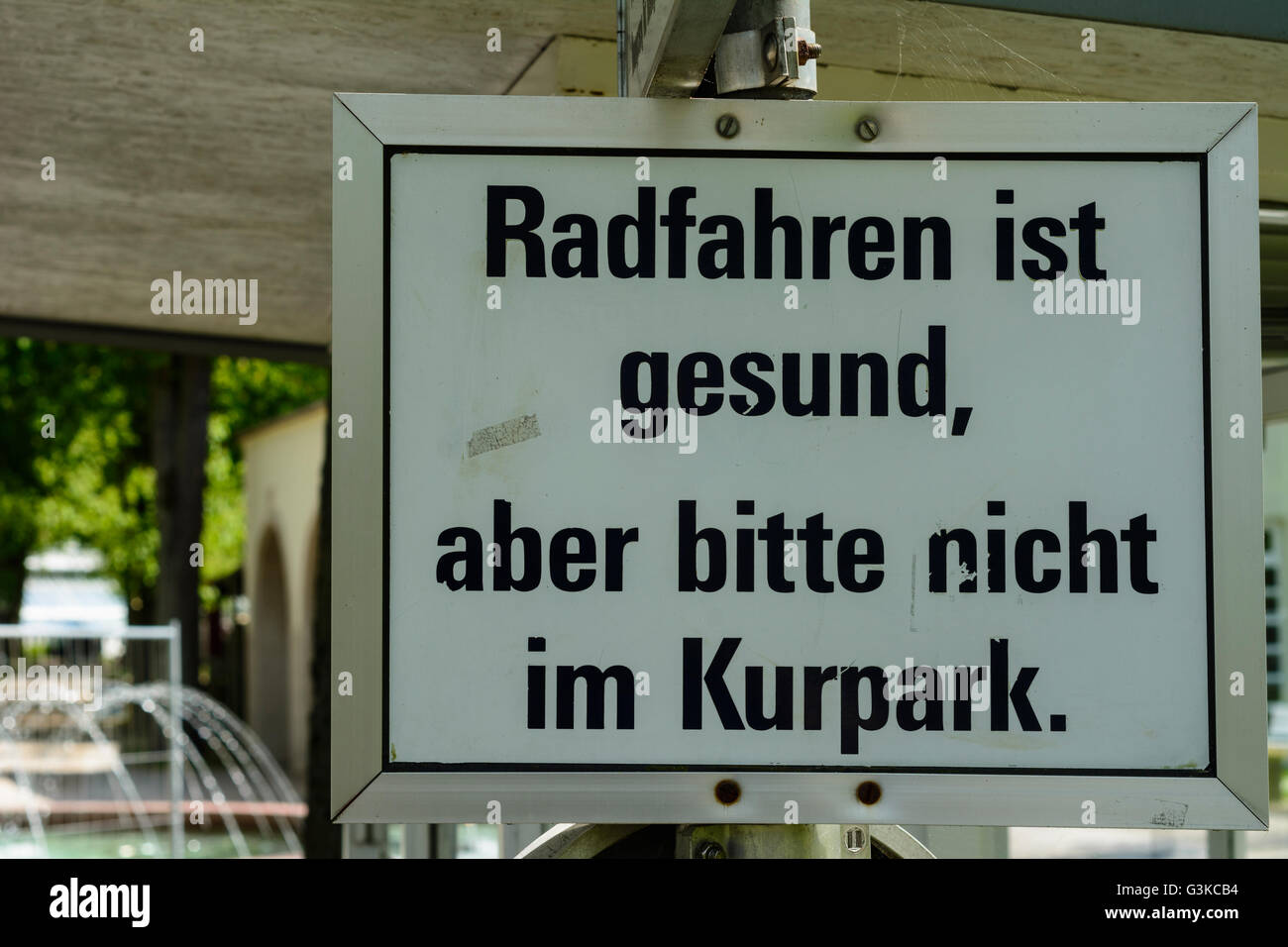 Kurpark : firmare all'entrata : ' Escursioni in bicicletta è sano , ma per favore non nel parco termale ', Germania, Baden-Württemberg, Taubertal, Foto Stock