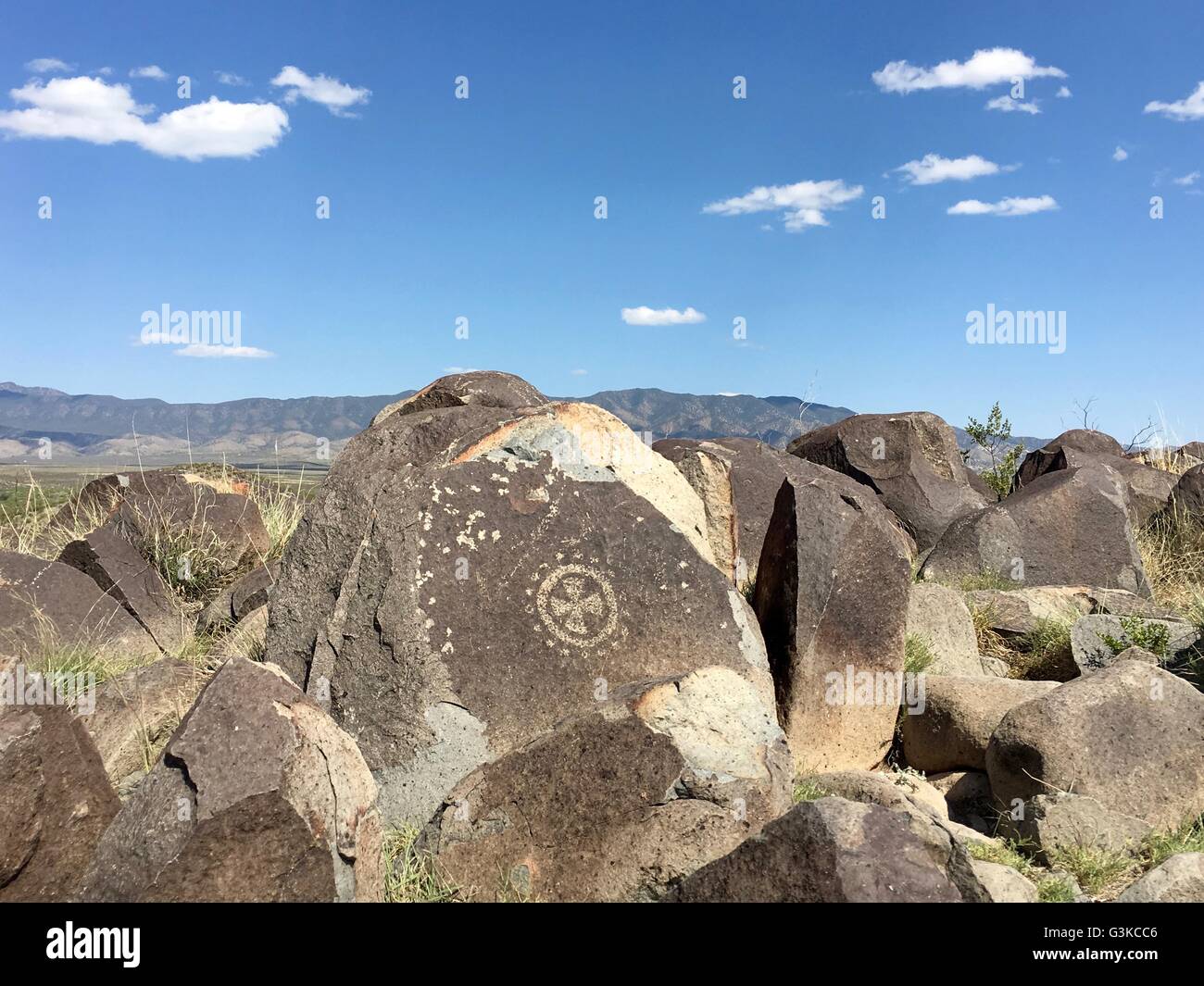 Nativi Americani (Jornada Mogollon persone) petroglifi scolpiti sulle rocce a tre fiumi Petroglyph sito nelle vicinanze di Tularosa, Nuovo Messico Foto Stock