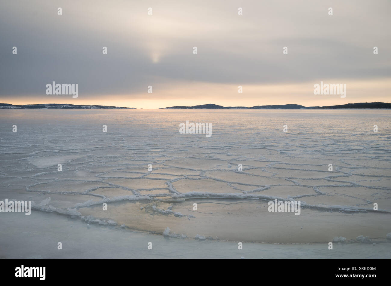 Sun bassa sull'orizzonte su ghiaccio marino dell'arcipelago al di fuori di Örnsköldsvik nella parte settentrionale della Svezia Foto Stock