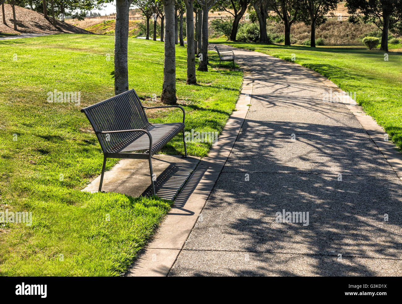 Una panchina nel parco vicino al quartier generale di Google. Foto Stock
