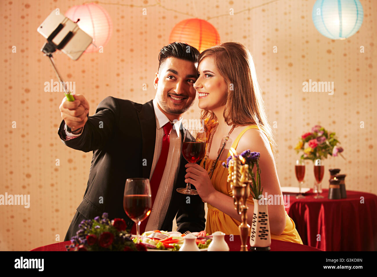 2 Straniero le coppie sposate hotel incontri Mobile Phone Self-portrait facendo clic su Foto Stock