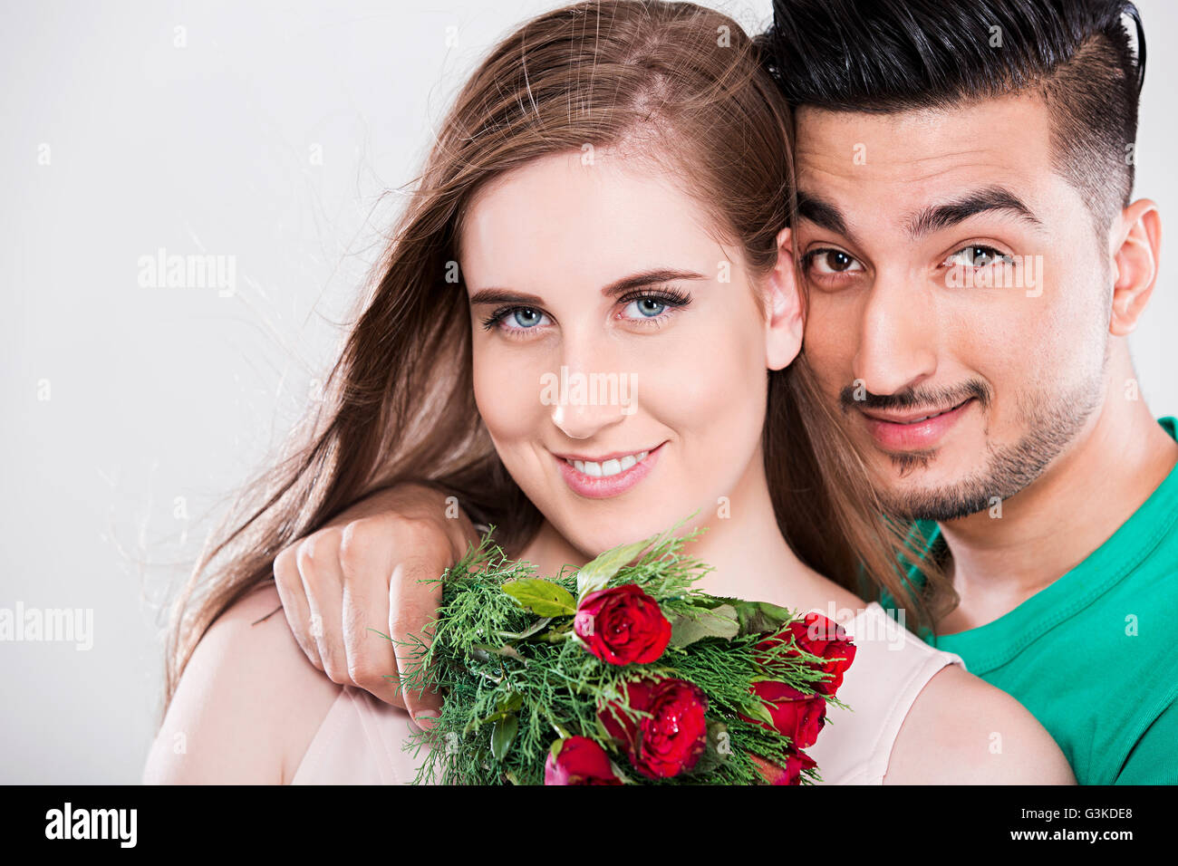 2 coppie di sposi straniero il giorno di San Valentino dono Bouquet Rose dando Foto Stock