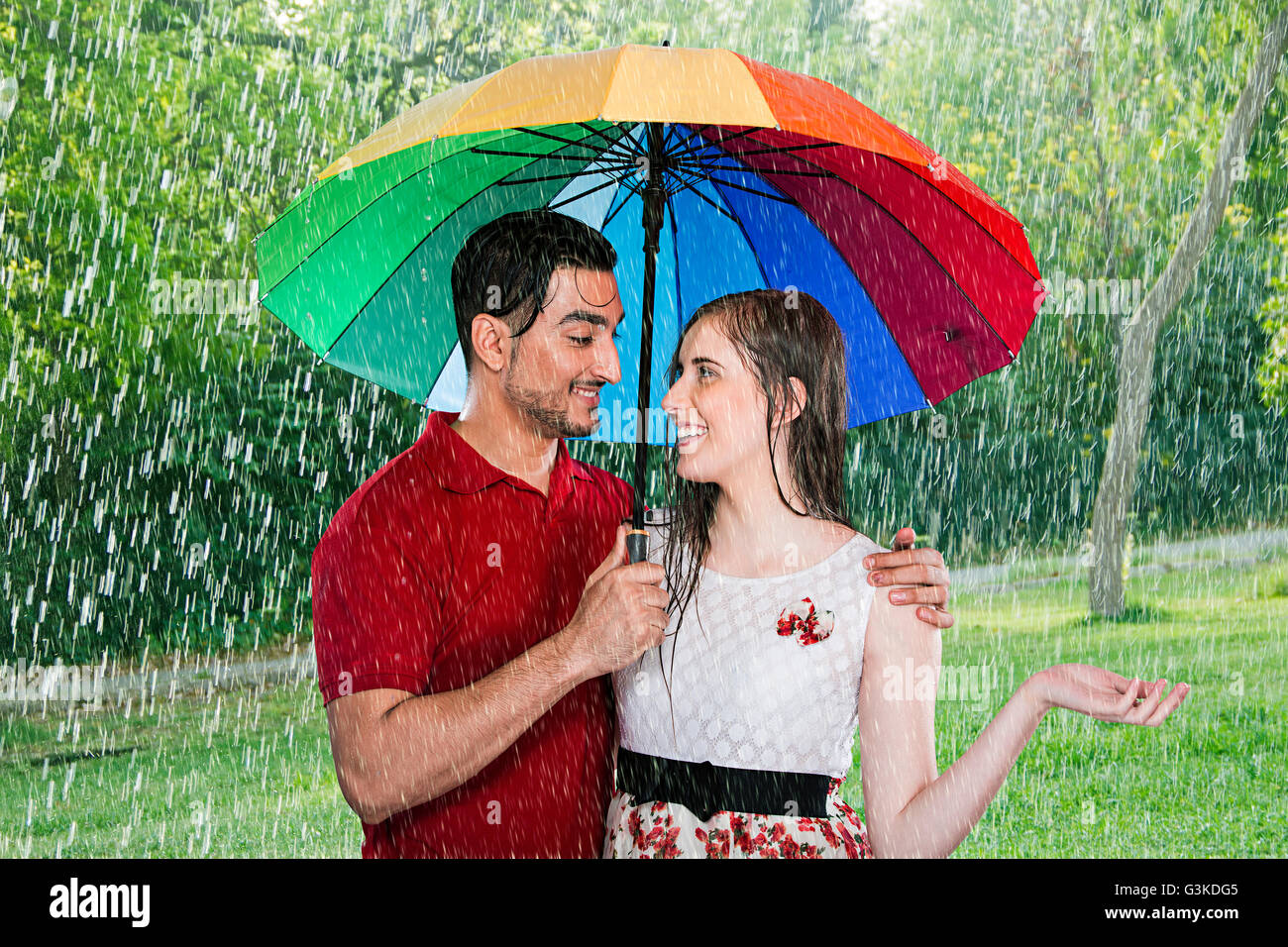 2 coppie di sposi straniero Park romanticismo ombrello di protezione dalla pioggia Foto Stock