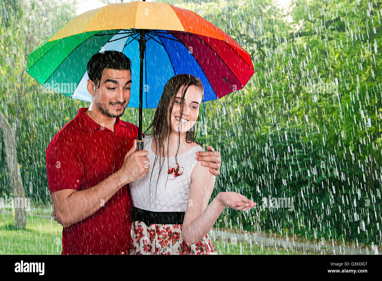 2 coppie di sposi straniero Park romanticismo ombrello di protezione dalla pioggia Foto Stock