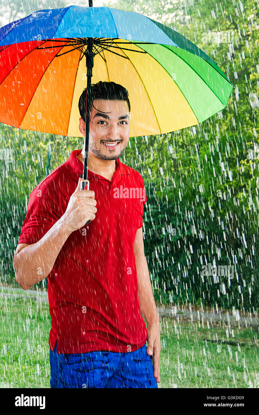 1 uomo adulto Parco ombrello godono di protezione dalla pioggia Foto Stock