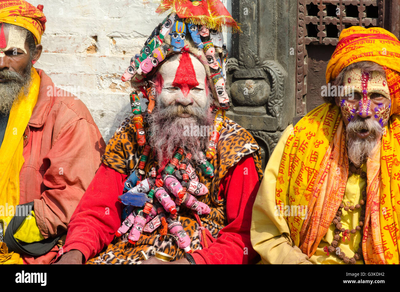 Kathmandu, Nepal - 19 Febbraio 2014: unidentified Sadhu uomini santi con tradizionale faccia dipinta, benedizione nel tempio di Pashupatinath. Foto Stock